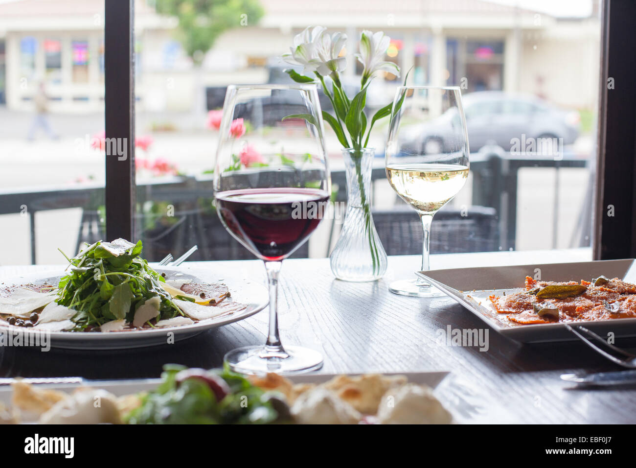 Italienisches Essen mit Wein in einem Café mit Blick Stockfoto
