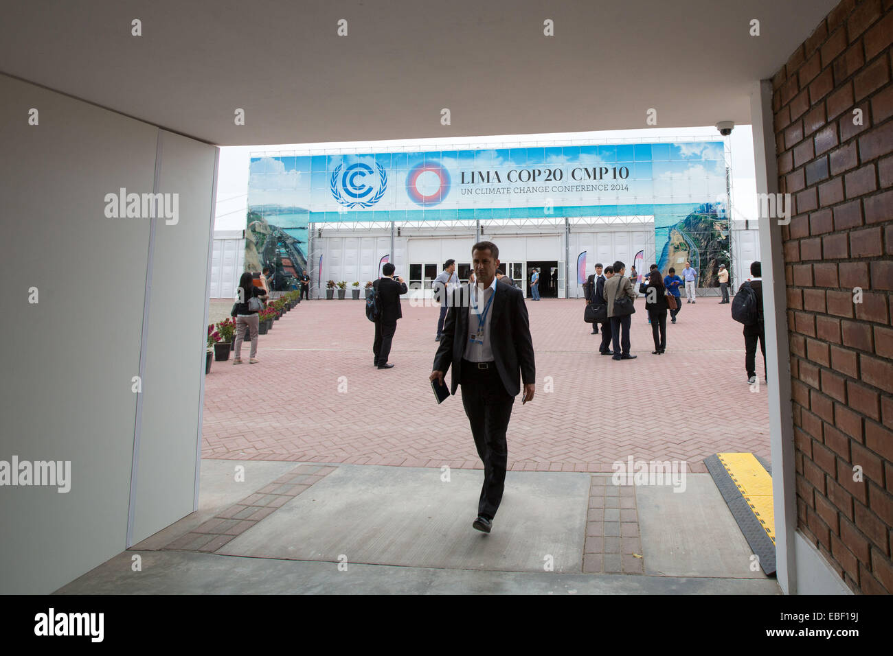 (141129)--LIMA, 29. November 2014 (Xinhua)--A Mann Spaziergänge außerhalb der Sitzungssaal des UN COP 20/CMP 10 20. Tagung der Konferenz der Vertragsparteien und der 10. Tagung der Konferenz der Vertragsparteien als Tagung der Vertragsparteien des Protokolls von Kyoto in Lima, Hauptstadt von Peru, 29. November 2014. Die 2014 wird UN Climate Change Conferece hier vom Dez. 1 bis 12 statt. (Xinhua/Xu Zijian) (cy) Stockfoto