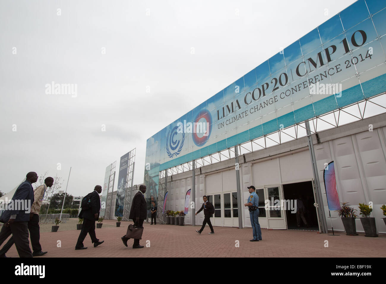 Lima, Peru. 29. November 2014. Teilnehmer gehen in den Sitzungssaal des UN COP 20/CMP 10 20. Tagung der Konferenz der Vertragsparteien und der 10. Tagung der Konferenz der Vertragsparteien als Tagung der Vertragsparteien des Protokolls von Kyoto in Lima, Hauptstadt von Peru, 29. November 2014. Die 2014 wird UN Climate Change Conferece hier vom Dez. 1 bis 12 statt. © Xu Zijian/Xinhua/Alamy Live-Nachrichten Stockfoto