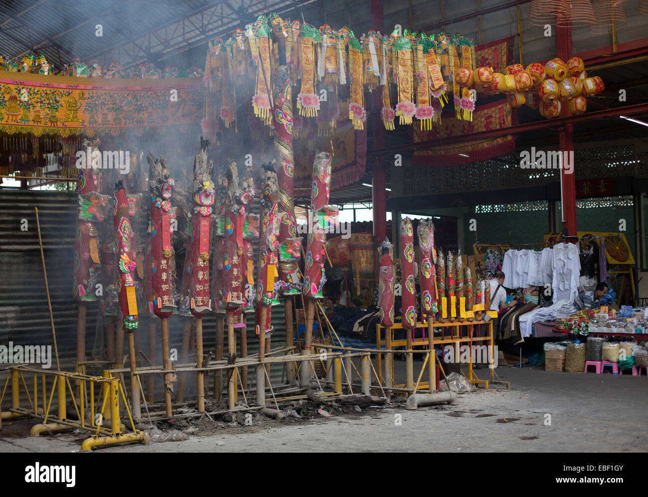 Großen Räucherstäbchen brennen im Rahmen der jährlichen Vegetarian Festival, Saan Jao Joe Sue Gong, Bangkok, Thailand. Stockfoto