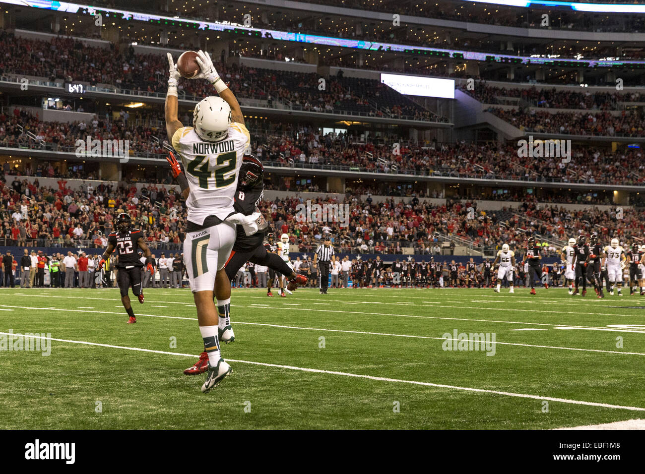 29. November 2104: Baylor Bears Wide Receiver Levi Norwood (42) fängt einen Pass für einen Touchdown im dritten Quartal die NCAA Football-Spiel zwischen der Baylor Bears und die Texas Tech Red Raiders im AT&T Stadium in Arlington, TX. Stockfoto