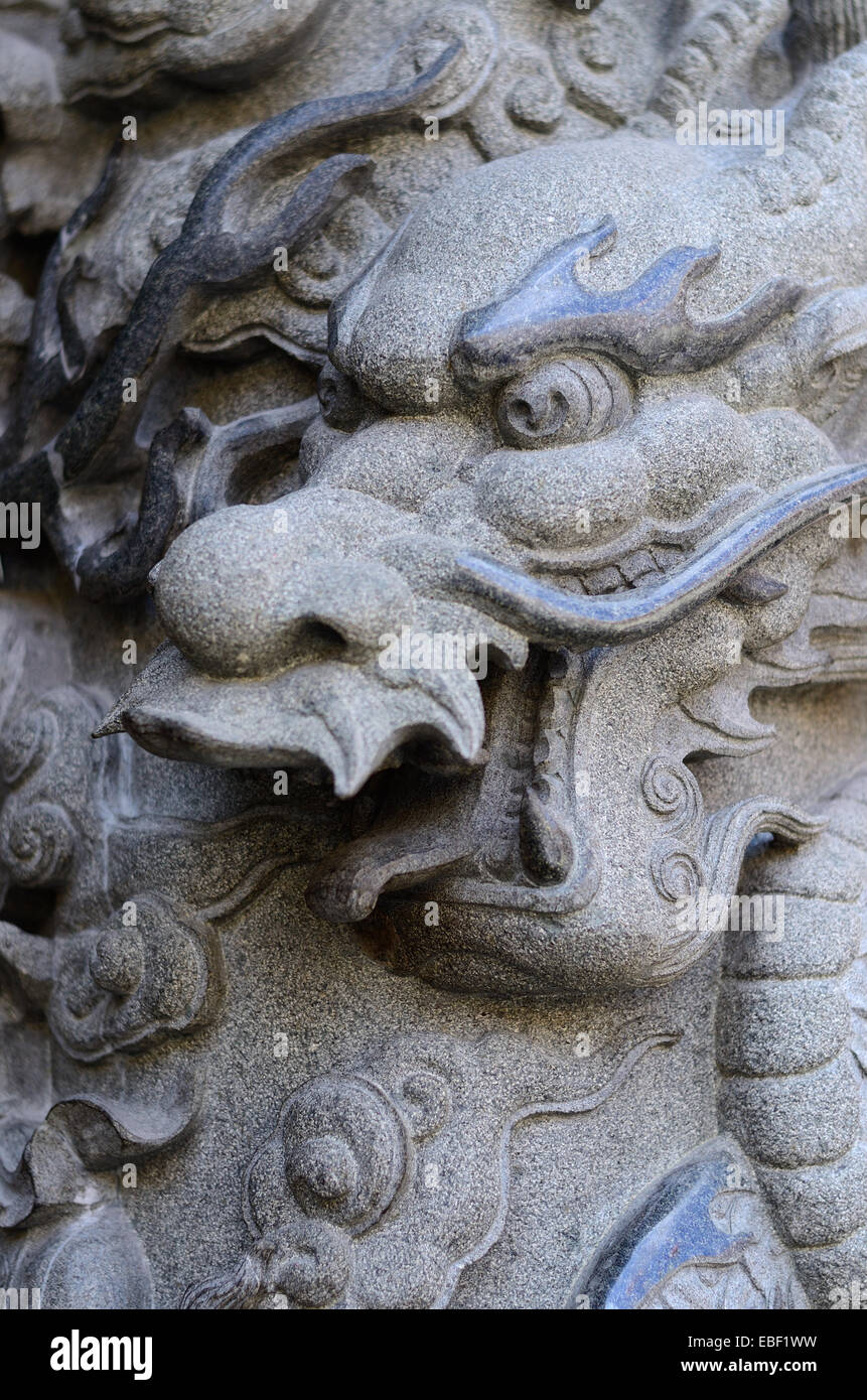 die Gottheit chinesischer Drache, der den Tempeleingang schützen Stockfoto