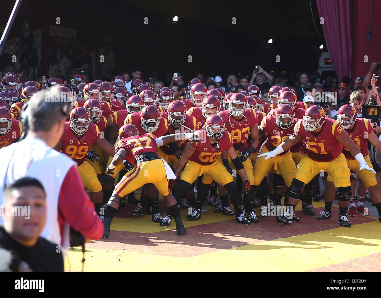 Los Angeles, CA, d. h. USA. 29. November 2014. 29. November 2014: Notre Dame Fighting Irish am USC Trojans, The Rose Bowl in Pasadena, CA. USC Trojans bereiten Sie sich auf das Spielfeld zu laufen. © Peter B-Haus Joneleit/ZUMA Wire/ZUMAPRESS.com/Alamy Live-Nachrichten Stockfoto