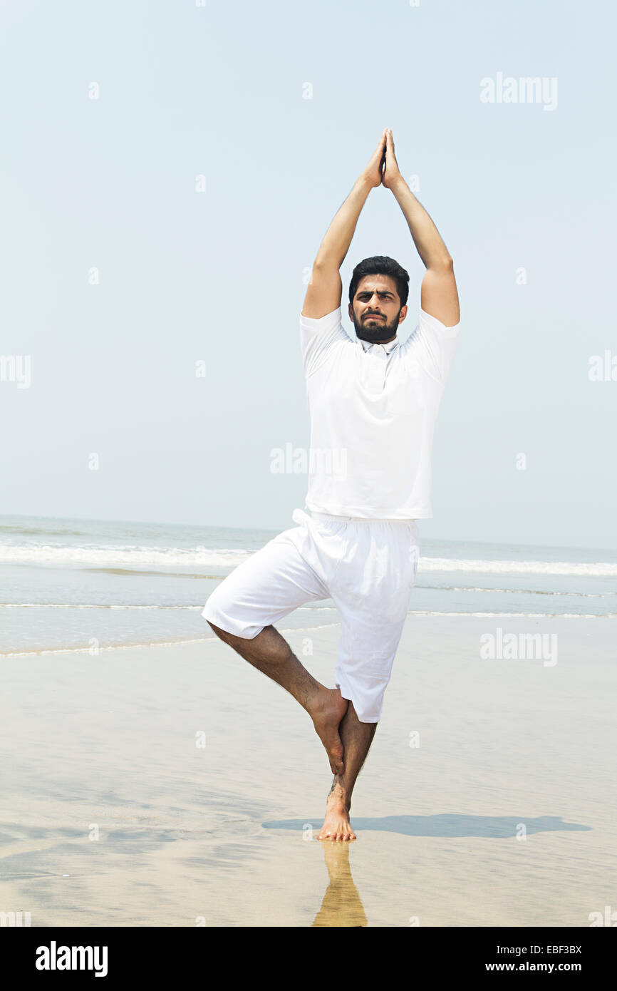 indischer Mann Strand Yoga Stockfoto