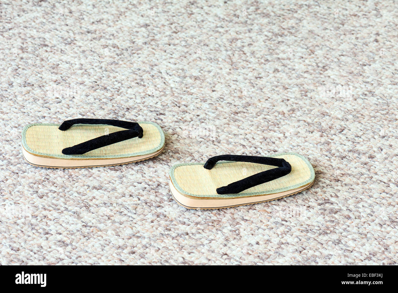 Paar traditionelle japanische Sandalen auf Teppichboden. Selektiven Fokus. Stockfoto