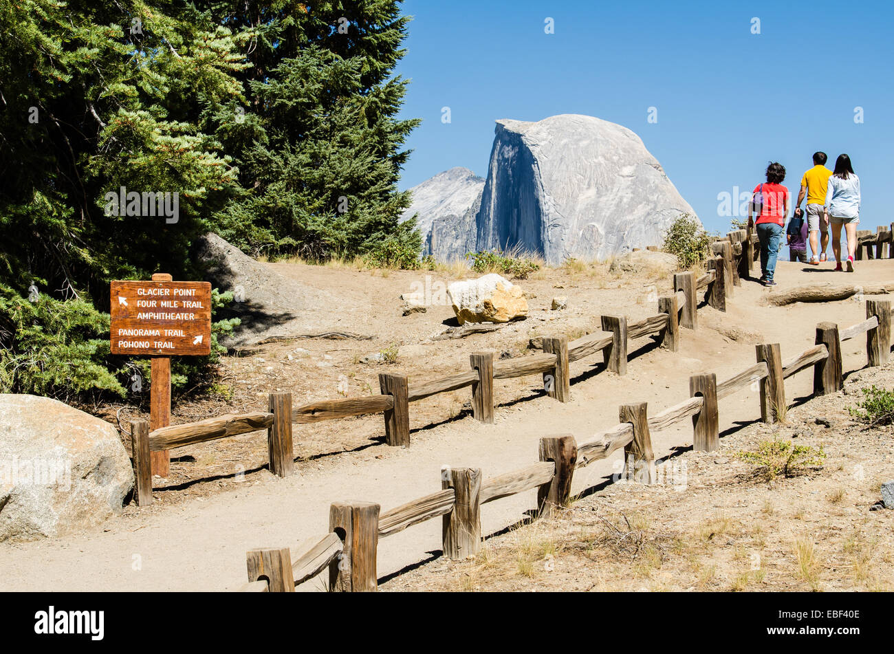 Familie zu Fuß auf den Weg zum Gletscher Sicht der Half Dome im Yosemite-Nationalpark Stockfoto
