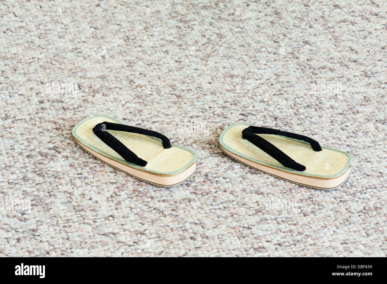 Paar traditionelle japanische Sandalen auf Teppichboden. Selektiven Fokus. Stockfoto