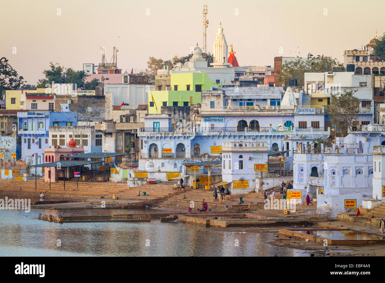 Heiligen Ghats am Heiligen Sarovar See in Pushkar - berühmte Anbetung legen in Rajasthan, Indien Stockfoto