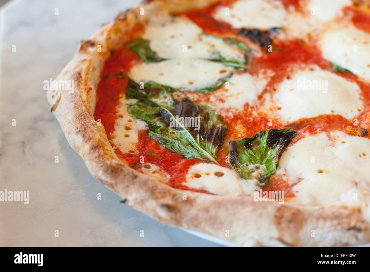 Schuss von Pizza Margherita auf Marmor Zähler hautnah Stockfoto