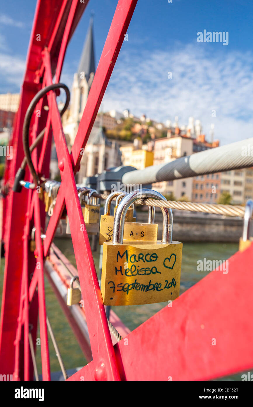 Kirche Saint-Georges und Fußgängerbrücke in Lyon, Rhône, Rhône-Alpes, Frankreich Stockfoto