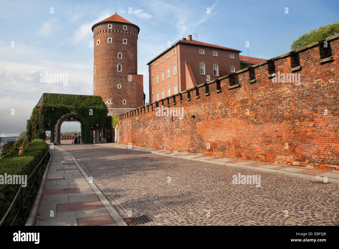 Mittelalterliche Architektur von Sandomierz Turm und Wand Schloss Wawel in Krakau, Polen. Stockfoto