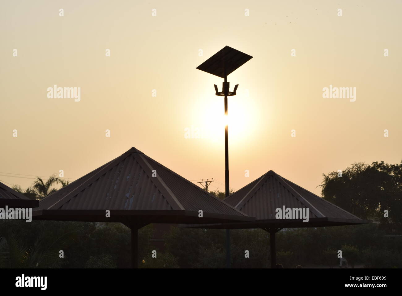 Solar LED-Leuchten montiert in einem öffentlichen Park. Stockfoto