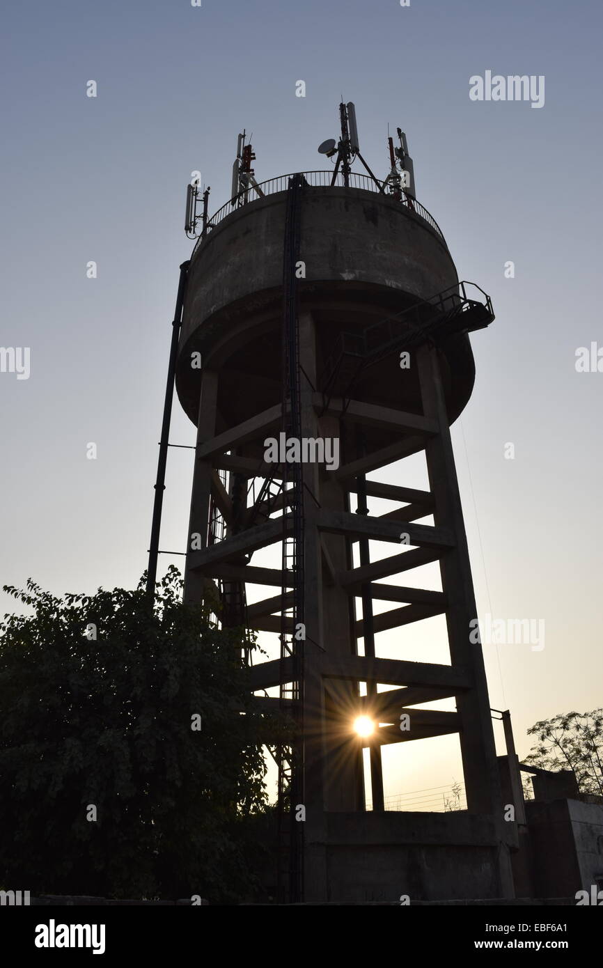 Gemeinschaft-Wassertank mit Fernmeldeturm Stockfoto