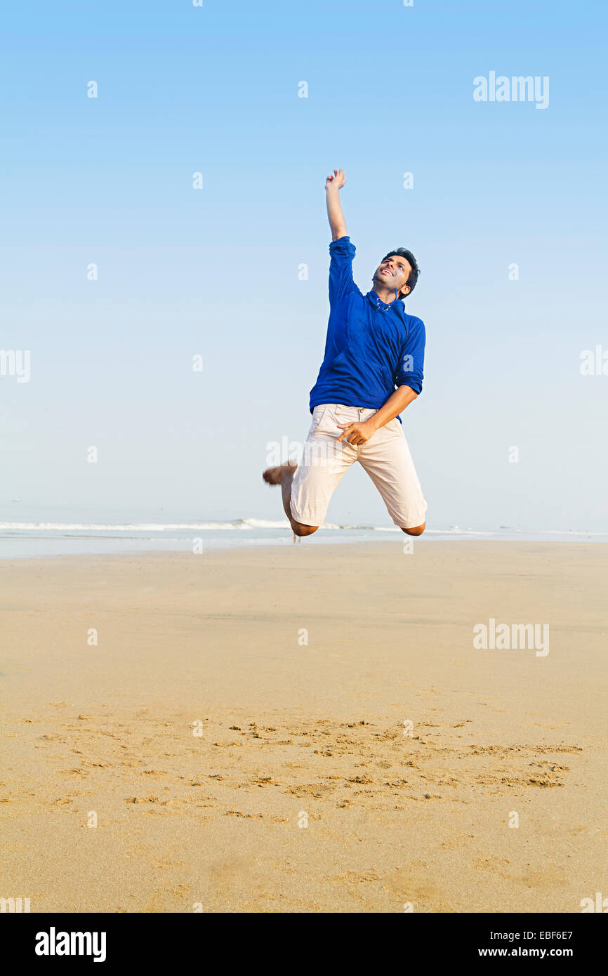 indischer Mann Meer Seite springen Stockfoto