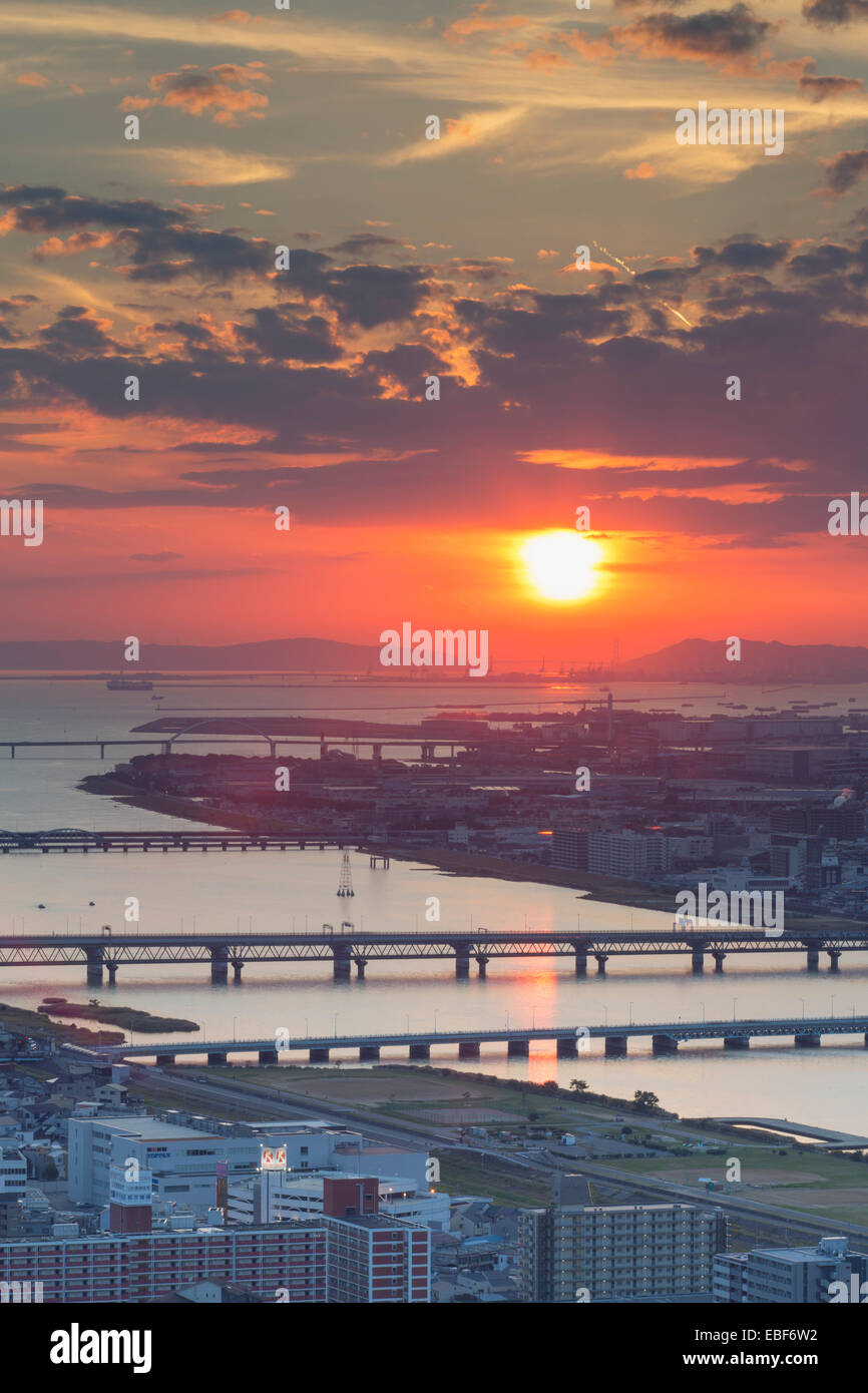 Ansicht des Yodo-Flusses und Osaka Bay bei Sonnenuntergang, Osaka, Kansai, Japan Stockfoto