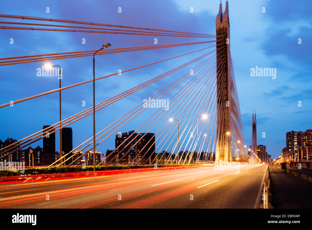 Guangzhou-Brücke in der Nacht in China Stockfoto