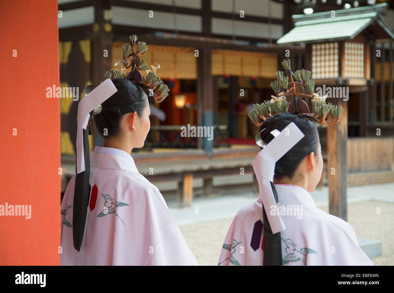 Schrein Jungfrauen bei traditionellen Hochzeitszeremonie am Shinto Schrein Sumiyoshi Taisha, Osaka, Kansai, Japan Stockfoto