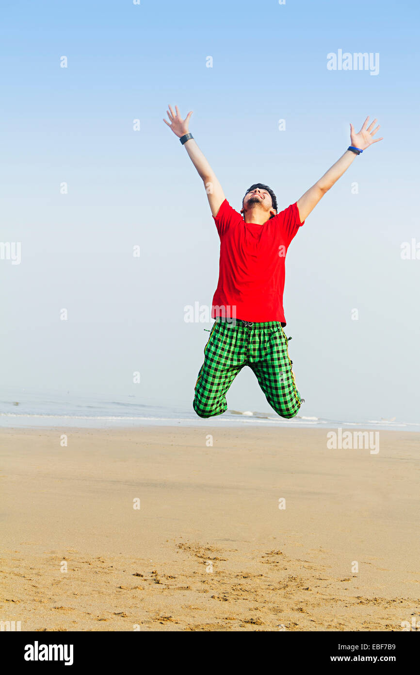 indischer Mann Meer Seite springen Stockfoto