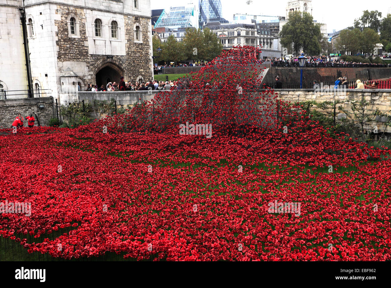 Keramik Mohn Blumen rund um das äußere des Tower of London, Nordufer, London City, England, UK. Stockfoto