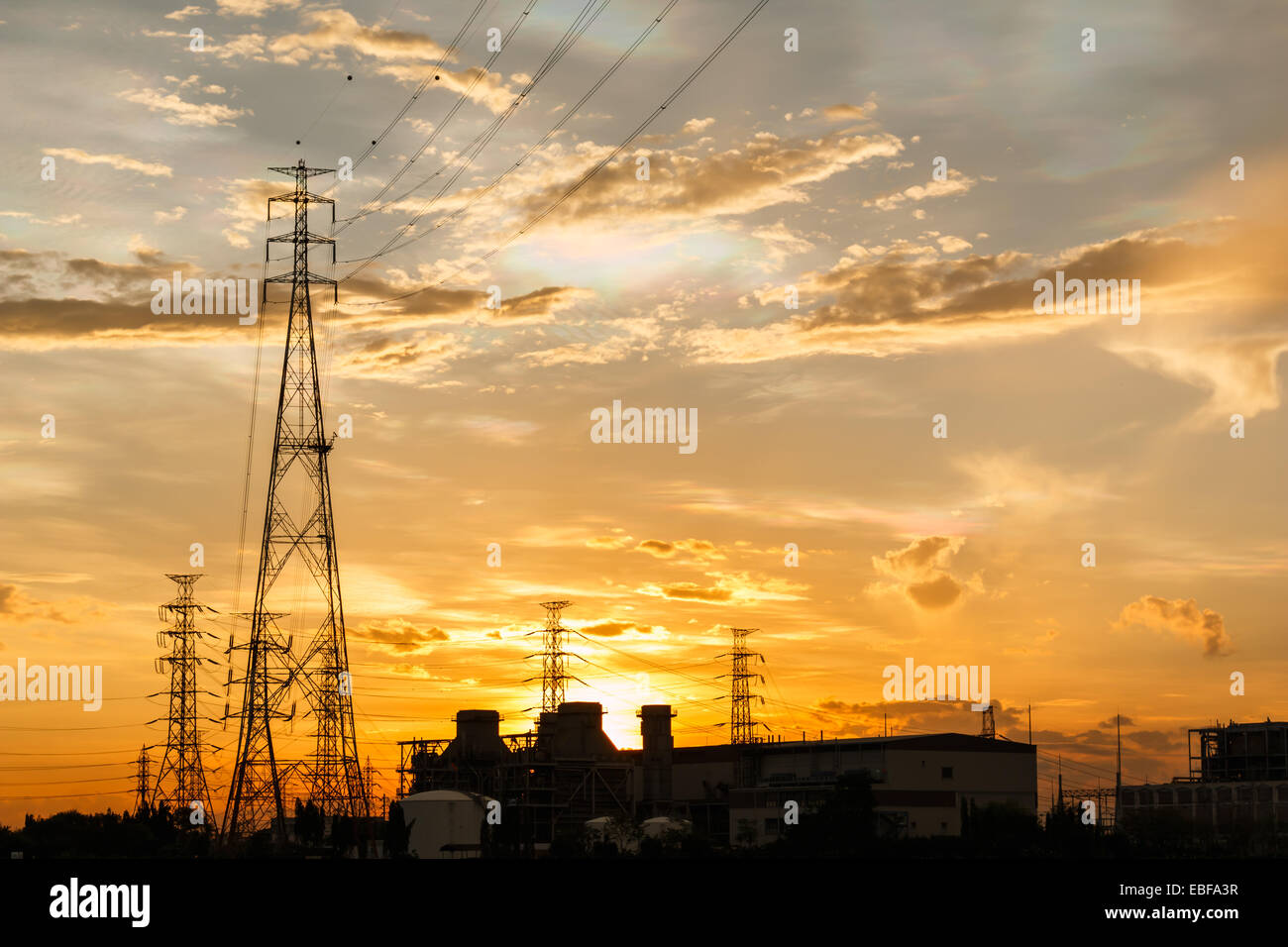 Elektrizitätswerk bei Sonnenaufgang Stockfoto