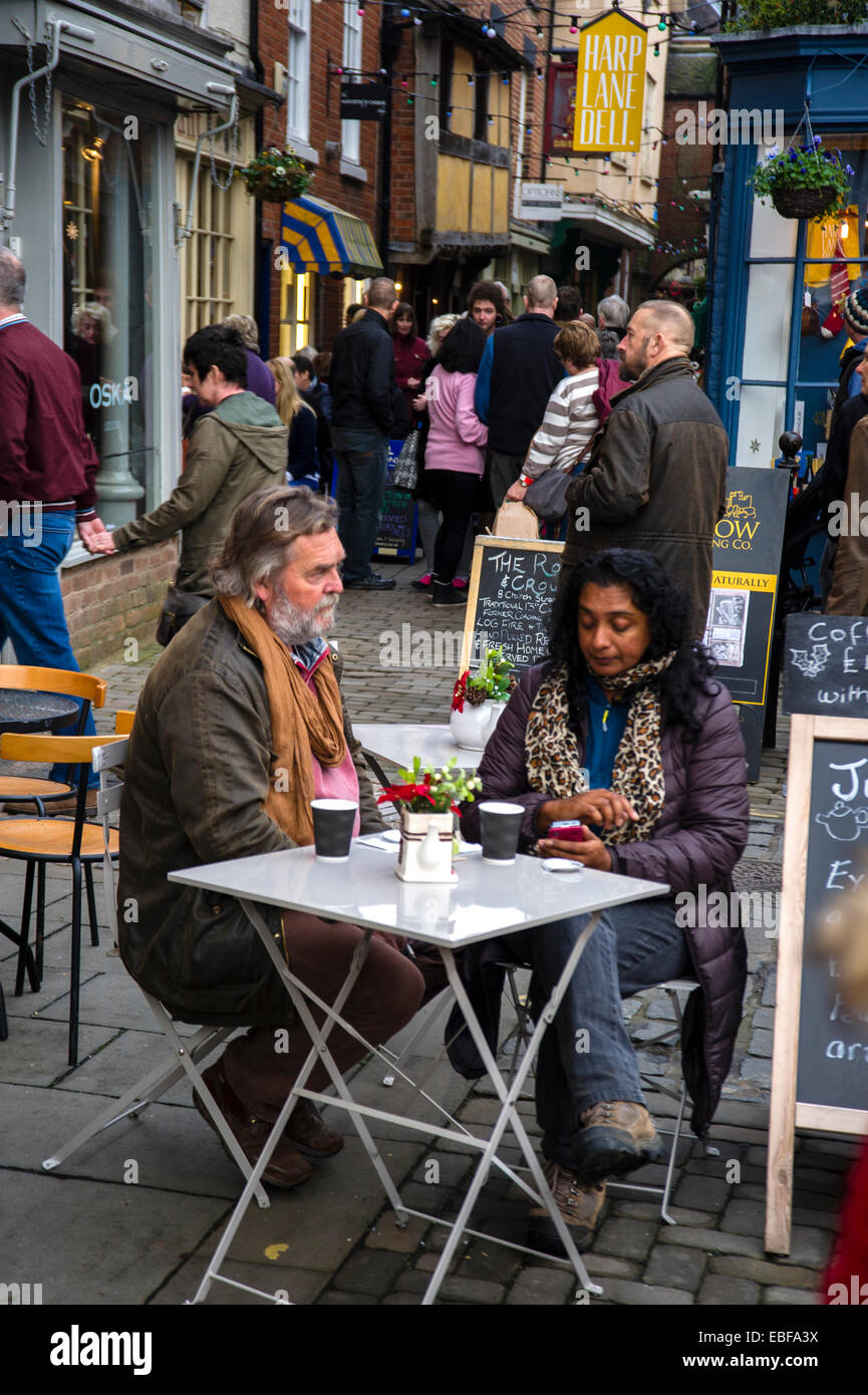 Ein Mann und eine Frau Kaffeetrinken vor einem Café in Ludlow Shropshire Stockfoto