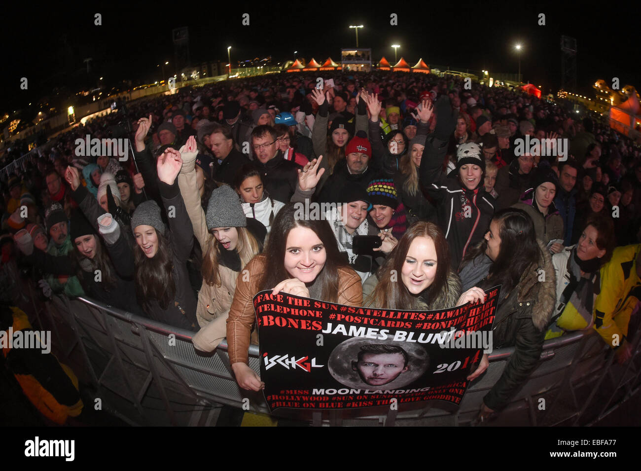 Fans kommen für das Konzert von britischen Sänger James Blunt in den Bergen im Tiroler Skigebiet Ischgl, Österreich, 29. November 2014. Das Skigebiet organisiert Konzerte jedes Jahr für den Beginn und das Ende der Skisaison. Foto: FELIX HOERHAGER/dpa Stockfoto