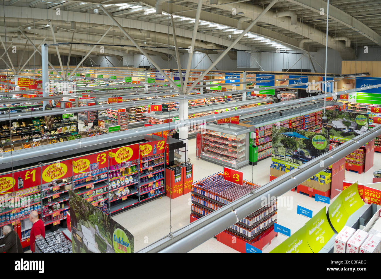 Hohen Winkel Von Oben Blick Auf Gangen Und Kunden An Einem Asda Supermarkt Schottland Uk Model Release Nein Property Release Nein Stockfotografie Alamy