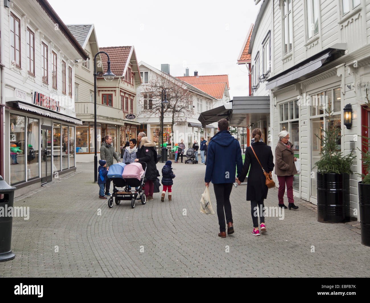 Beschäftigt nur Fußgängerzone im Zentrum der norwegischen Kleinstadt Egersund, Holz getäfelten, traditionellen Häusern und Geschäften Stockfoto