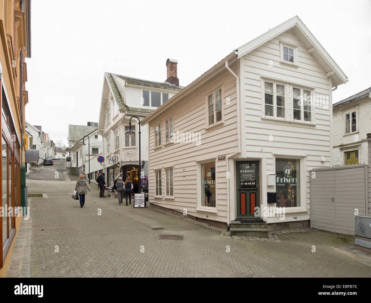 Straße im Zentrum der norwegischen Kleinstadt Egersund, Holz getäfelten weißen traditionellen Häusern und Geschäften Stockfoto