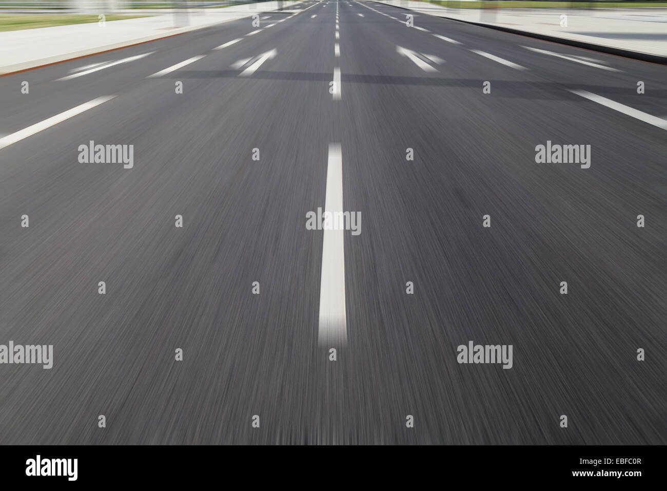 schnelles Fahren auf Asphalt (Medial Streifen) Stockfoto