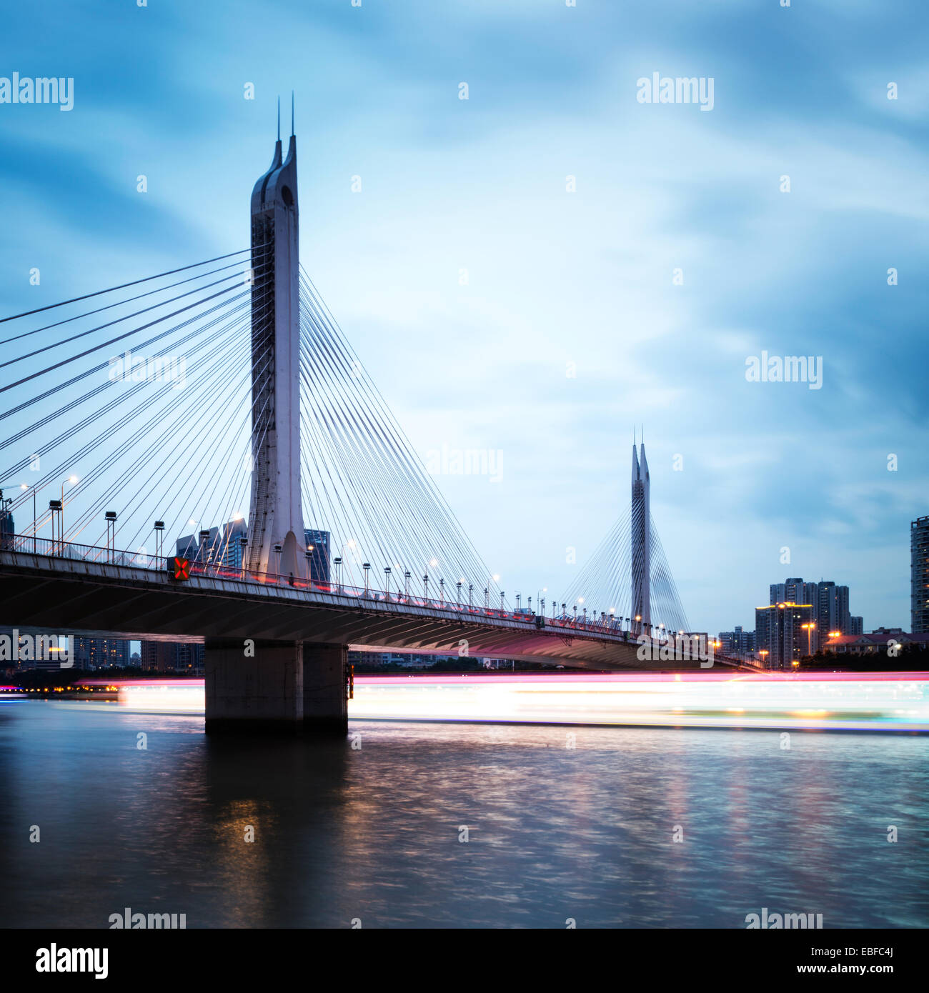 Guangzhou-Brücke in der Nacht in China Stockfoto