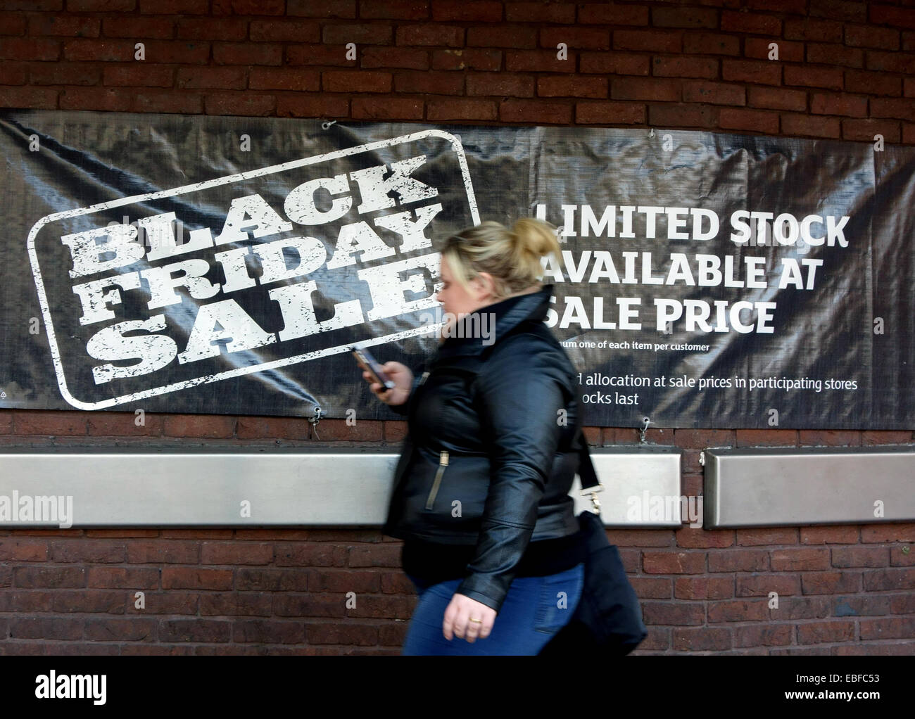 Schwarzer Freitag-Verkaufsschild außerhalb London Supermarkt Stockfoto