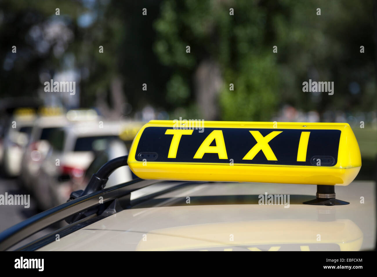 Taxi-Zeichen in Deutschland bei Tageslicht Stockfoto
