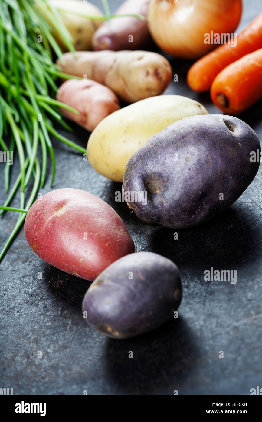 Frisches Gemüse (Kartoffel, Zwiebel, Karotte) bereit für das Kochen. Gesundheit, vegetarische Kost oder Koch-Konzept. Frisches Bio-Gemüse Stockfoto