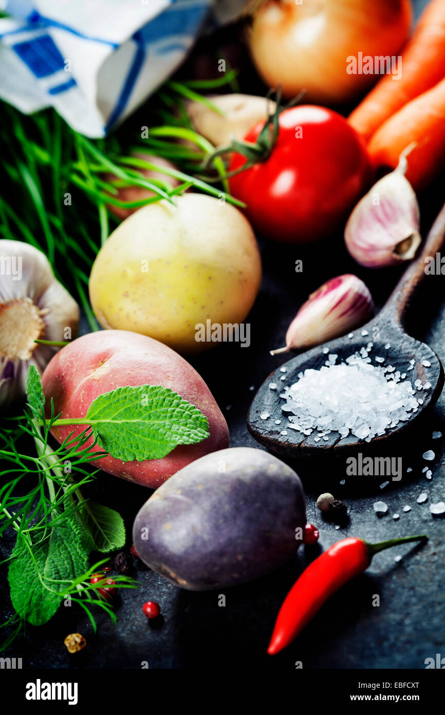Frisches Gemüse (Kartoffel, Zwiebel, Karotte) bereit für das Kochen. Gesundheit, vegetarische Kost oder Koch-Konzept. Frisches Bio-Gemüse Stockfoto