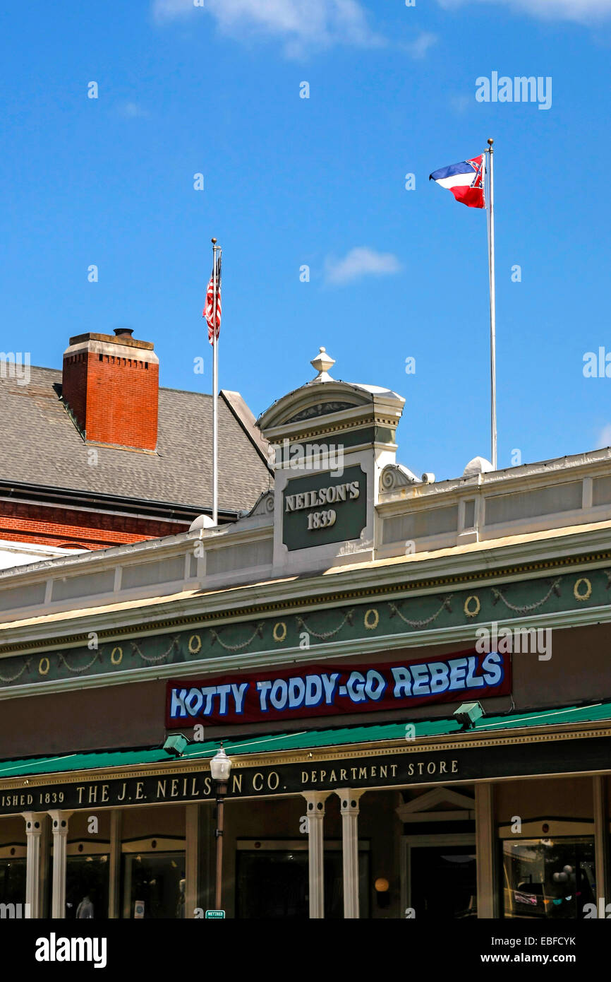 Hotty Toddy gehen Rebellen Schild über ein Geschäft in der Stadt Platz von Oxford Mississippi Stockfoto