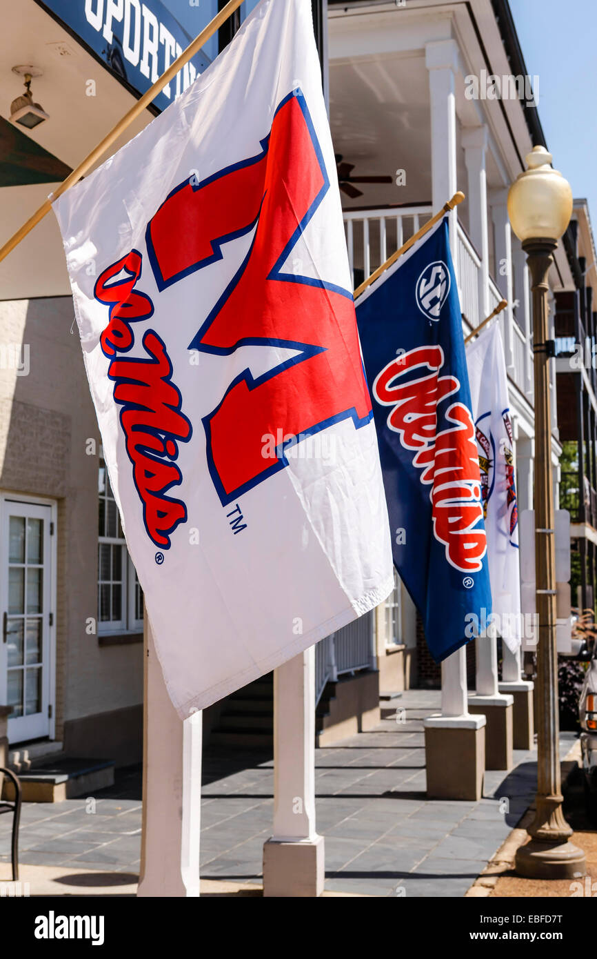 Universität von Mississippi "Ole Miss" Fußball-Team-Flaggen in Oxford MS Stockfoto