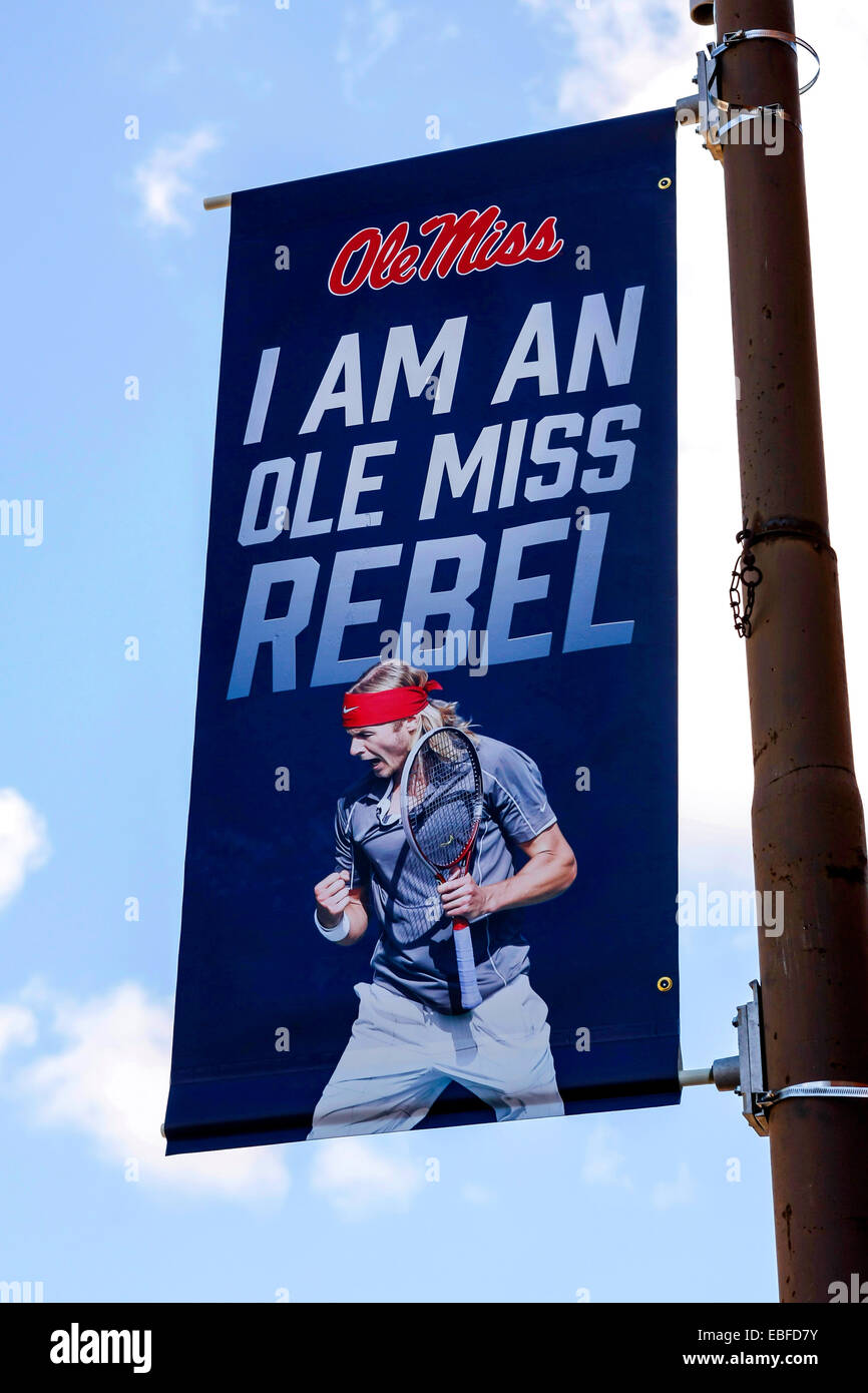 Lampost Hängebanner in Oxford unterstützt Ole Miss Rebellen - die Universität von Mississippi-Fußball-Nationalmannschaft Stockfoto