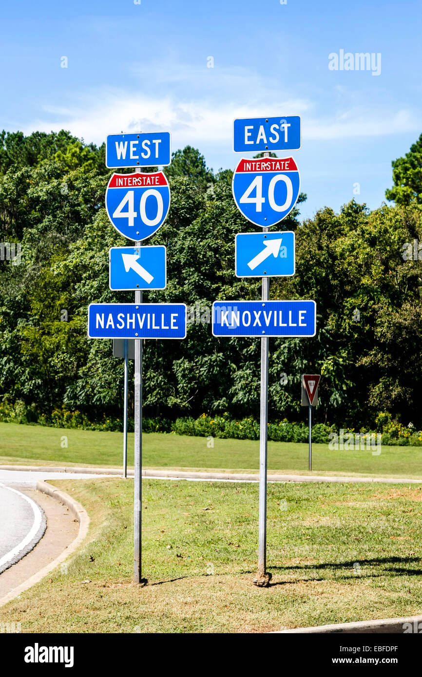 Zwei Zeichen in der interstate 40 in Nashville Tennessee Westen und Osten nach Knoxville Stockfoto