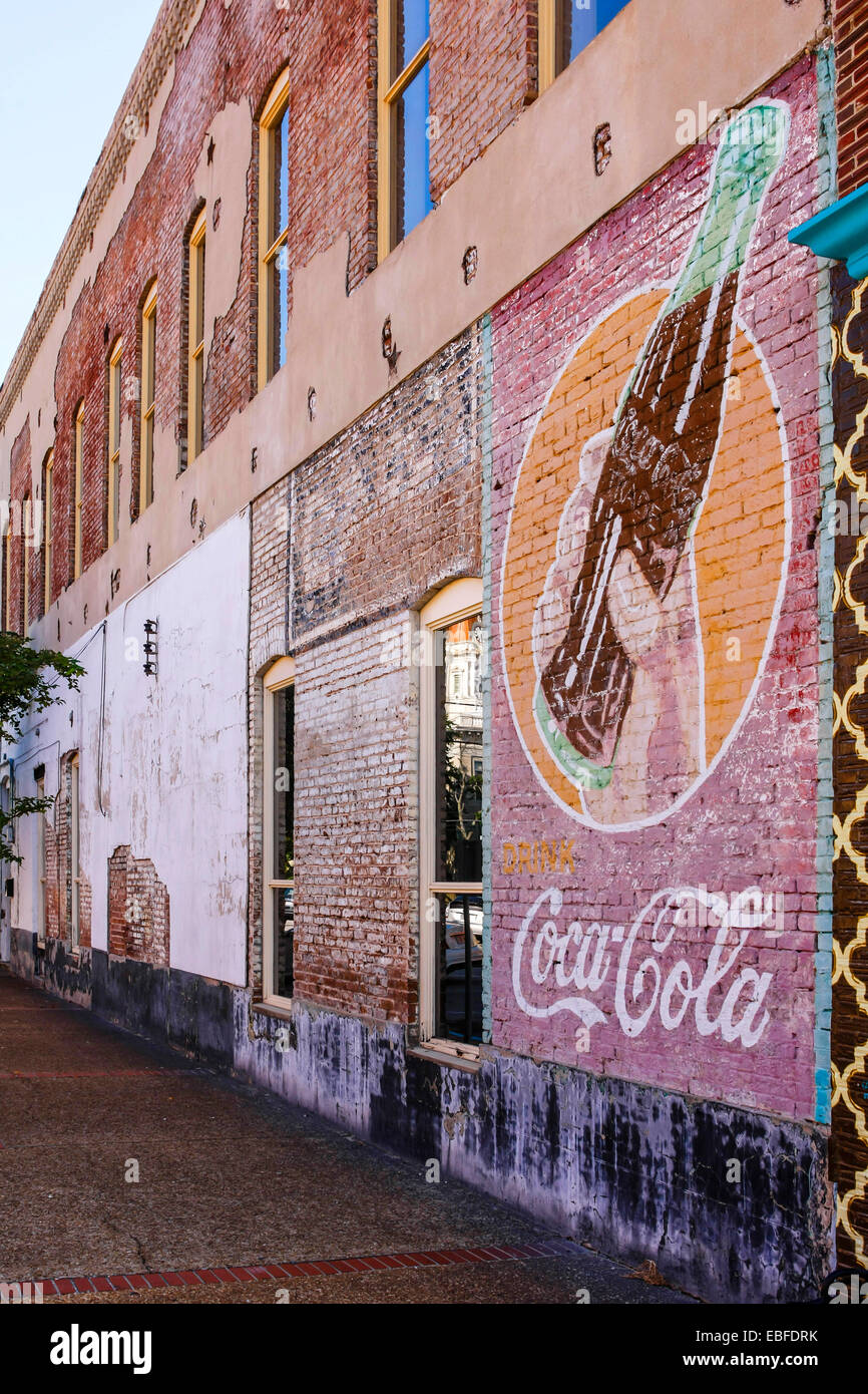 1950er Jahren Wandkunst Werbung von Coca-Cola auf der Seite eines Gebäudes in der Innenstadt von Tupelo MS Stockfoto