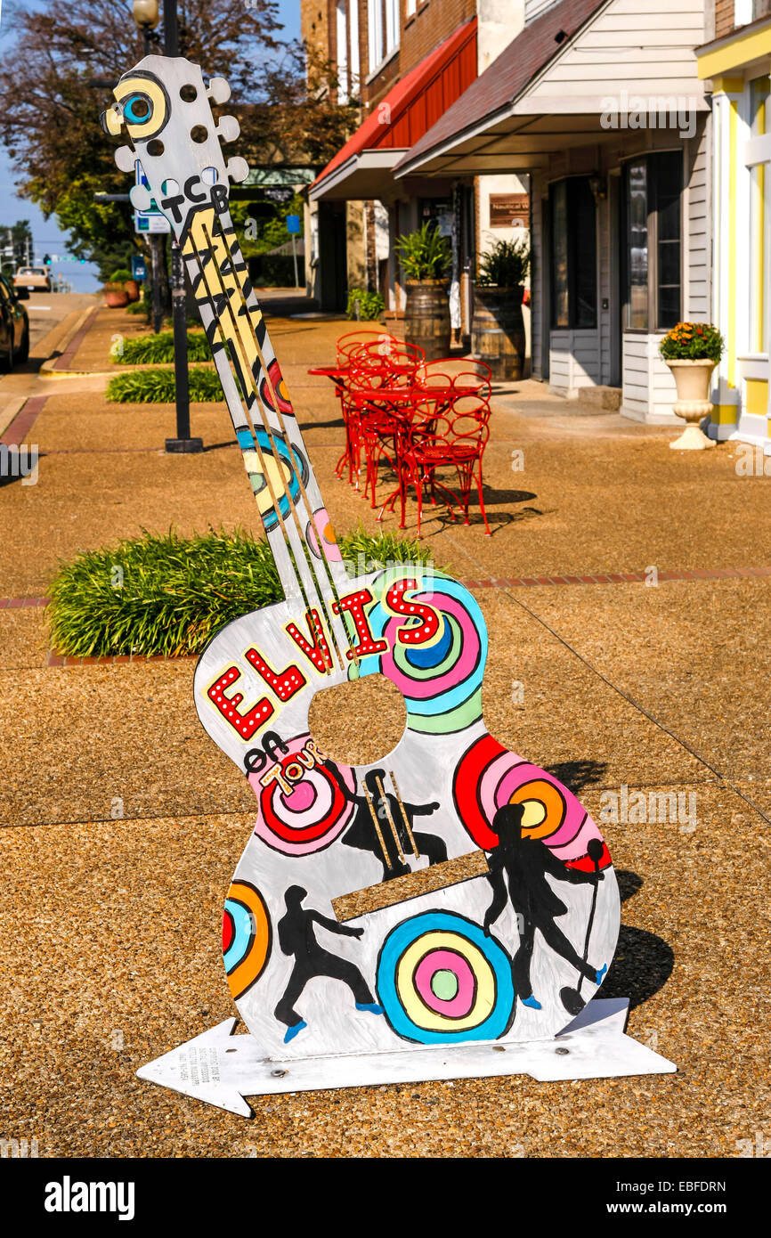 Tupelo Stadt Geschichte und Link zu Elvis mit Gitarre feiern Straße Skulptur geformt Stockfoto
