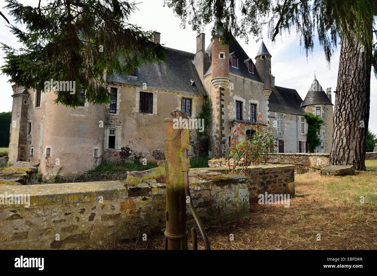 Brunnen vor einem Schloss in der Weinbauregion Sancerre, in der Mitte Frankreichs Stockfoto