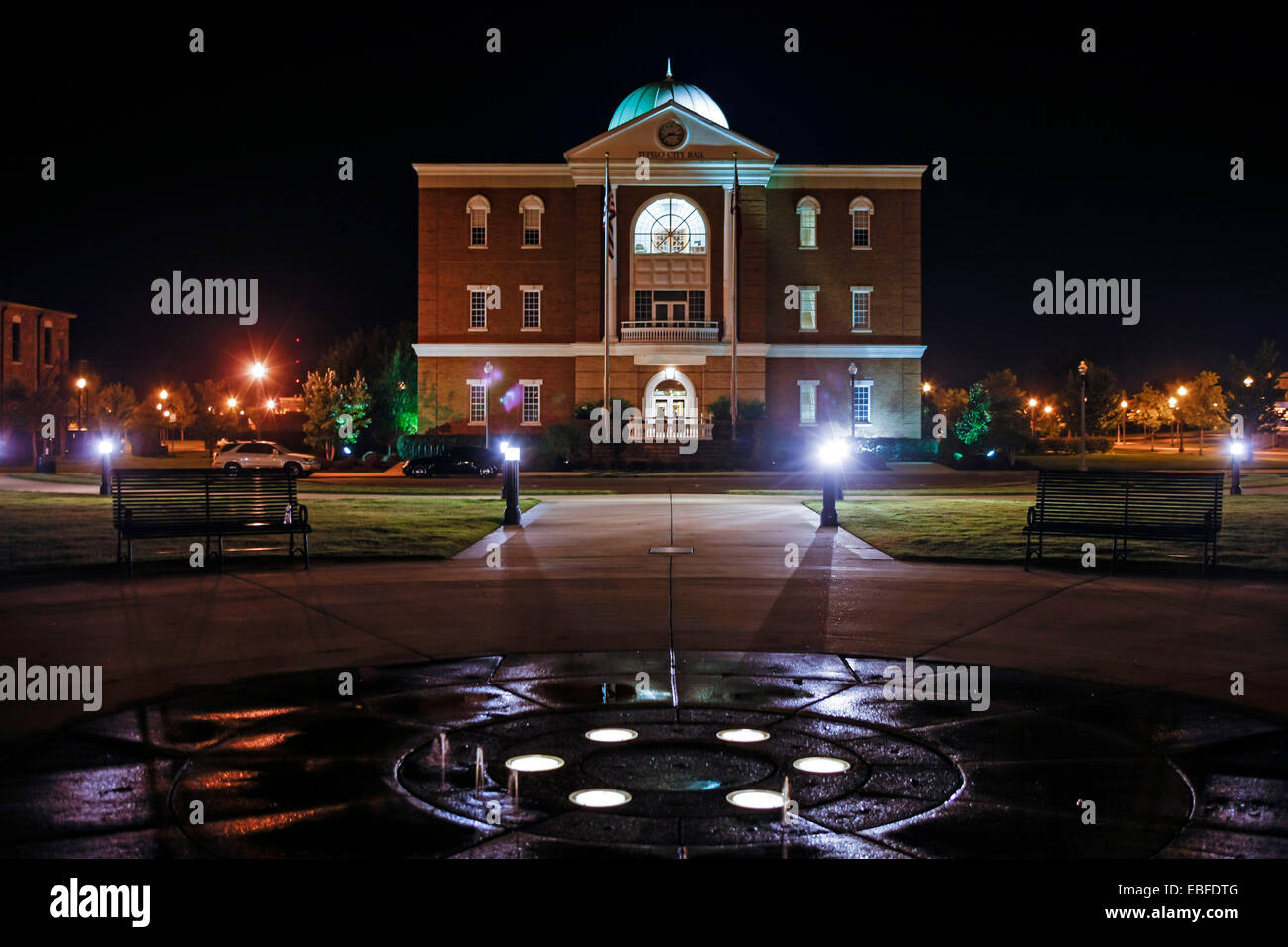 Tupelo Rathaus in der Nacht. Erbaut auf dem Gelände der 1956 Mississippi-Alabama State Fair & Dairy Show Stockfoto