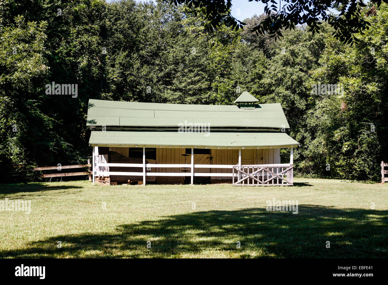 Die Ställe im Rowan Oak. Heimat von William Faulkners Pferde und von ihm im Jahre 1957 gebaut. Stockfoto
