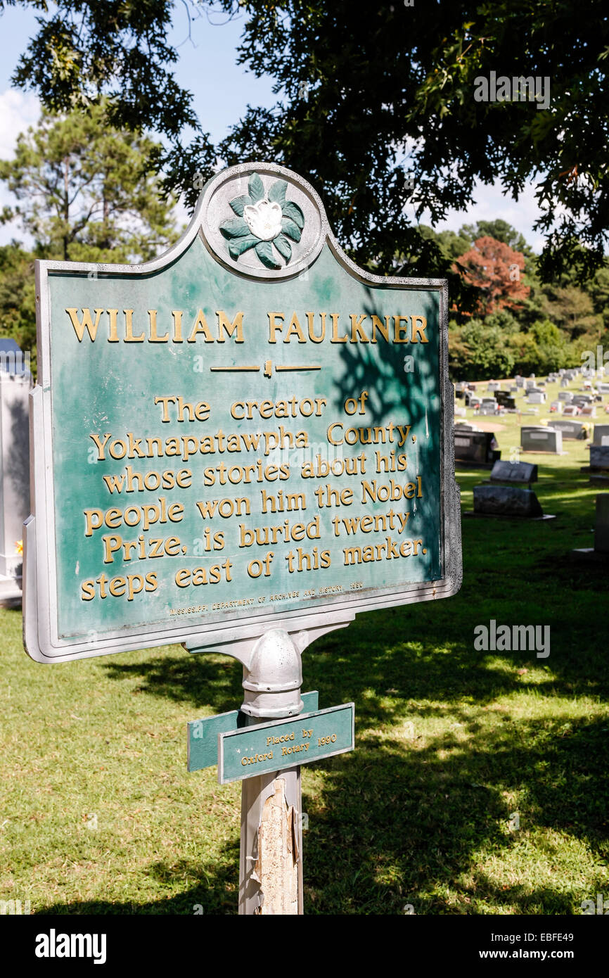 Historische Gedenktafel für William Faulkners letzte Ruhestätte in Oxford, Mississippi Stockfoto