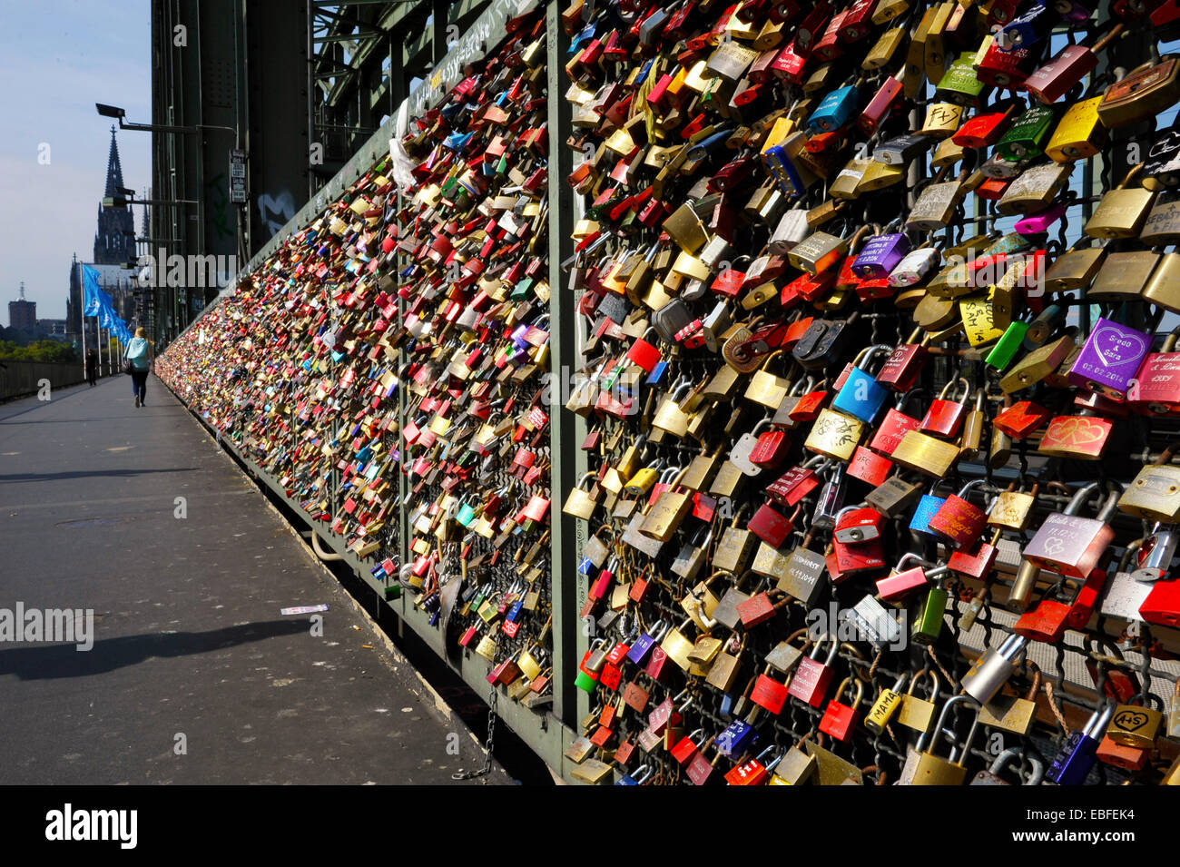 Liebesschlösser auf dem Geländer der Hohenzollernbrücke in Köln, NRW, Deutschland Stockfoto