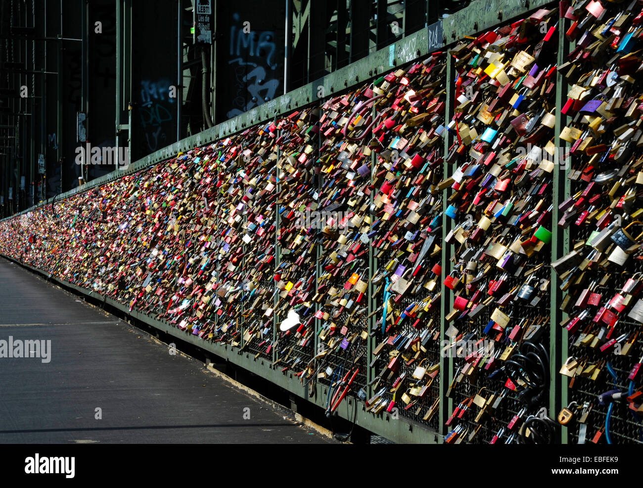 Liebesschlösser auf dem Geländer der Hohenzollernbrücke in Köln, NRW, Deutschland Stockfoto