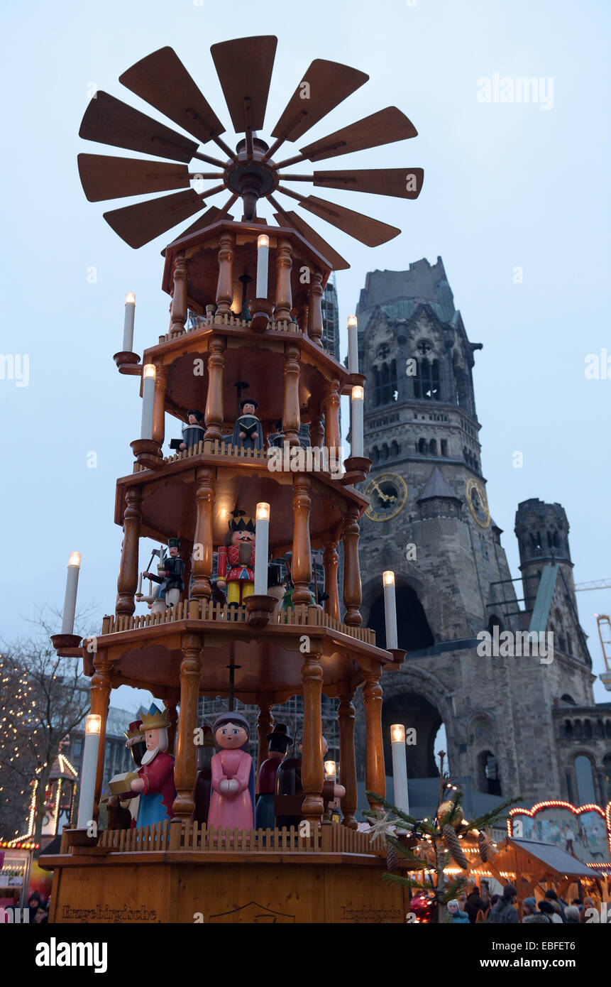 Berlin, Deutschland. 30. November 2014. Eine Weihnachtspyramide dreht sich auf dem Weihnachtsmarkt an der Kaiser-Wilhelm-Gedächtniskirche in Berlin, Deutschland, 30. November 2014. Foto: RAINER JENSEN/Dpa/Alamy Live-Nachrichten Stockfoto