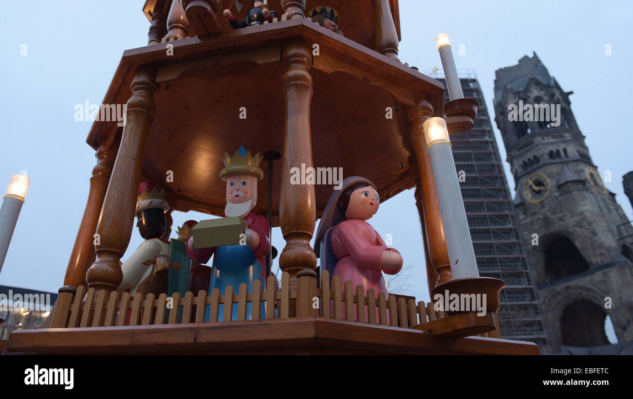 Berlin, Deutschland. 30. November 2014. Eine Weihnachtspyramide dreht sich auf dem Weihnachtsmarkt an der Kaiser-Wilhelm-Gedächtniskirche in Berlin, Deutschland, 30. November 2014. Foto: RAINER JENSEN/Dpa/Alamy Live-Nachrichten Stockfoto
