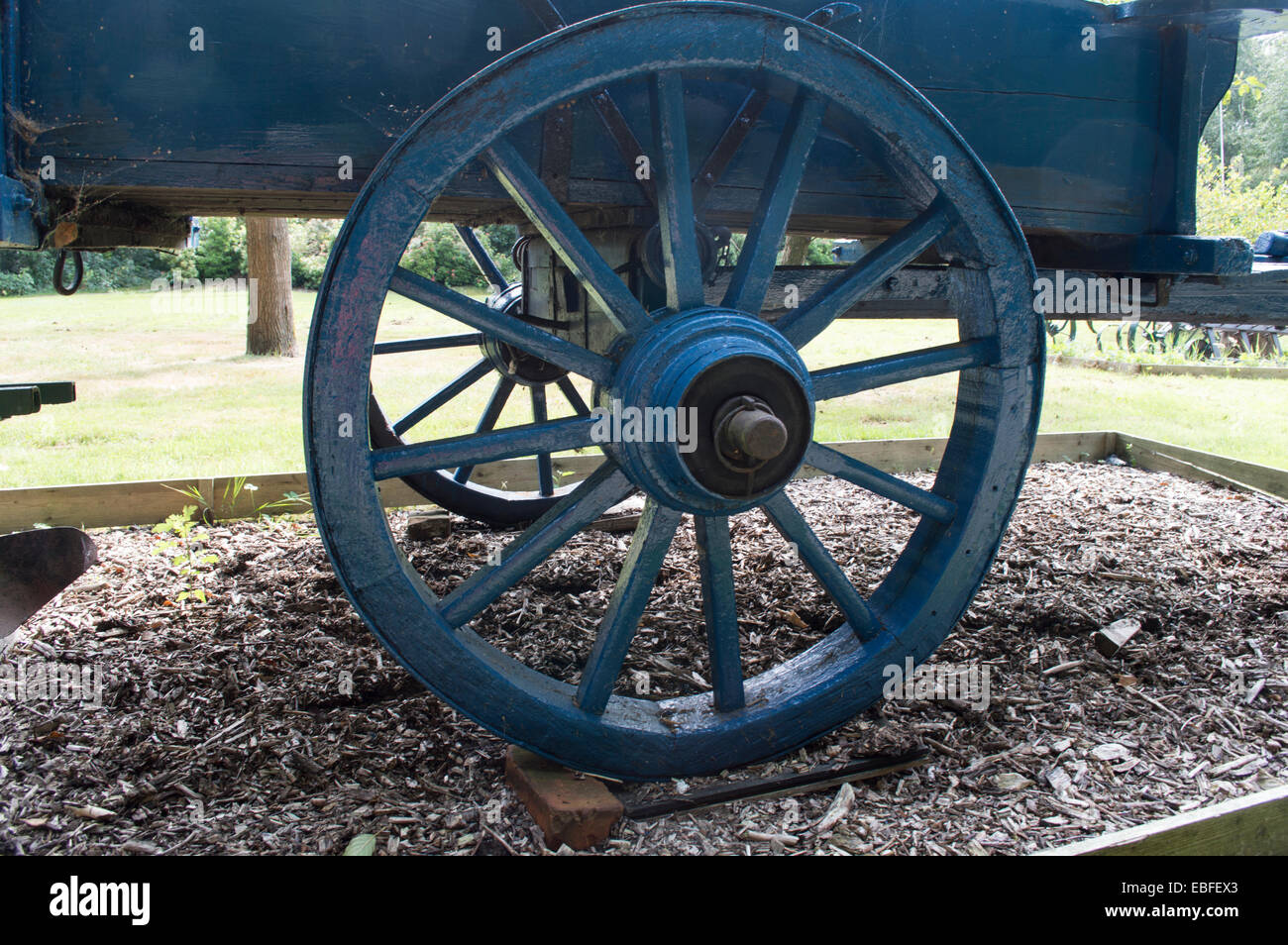 alte blaue Holzrad von Trainer Stockfoto